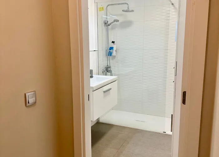 Ranee - 2 Bed 2 Bath In Centre